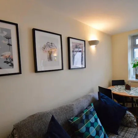 Cosy 2 Bedroom Апартаменти